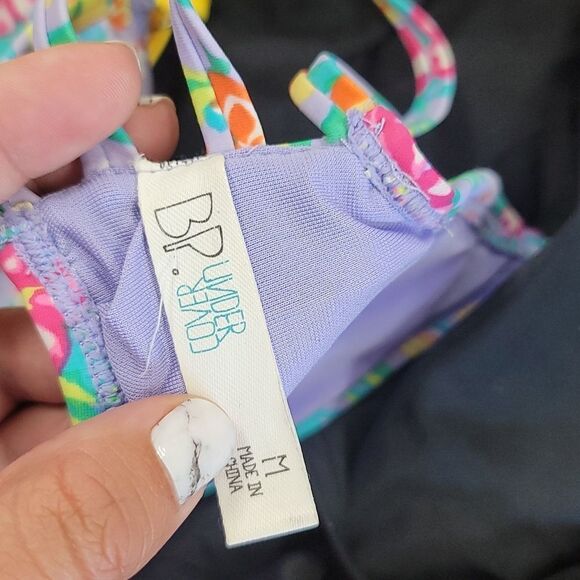 6 pieces swim tops ,bottoms and one piece size Medium - Picture 10 of 13